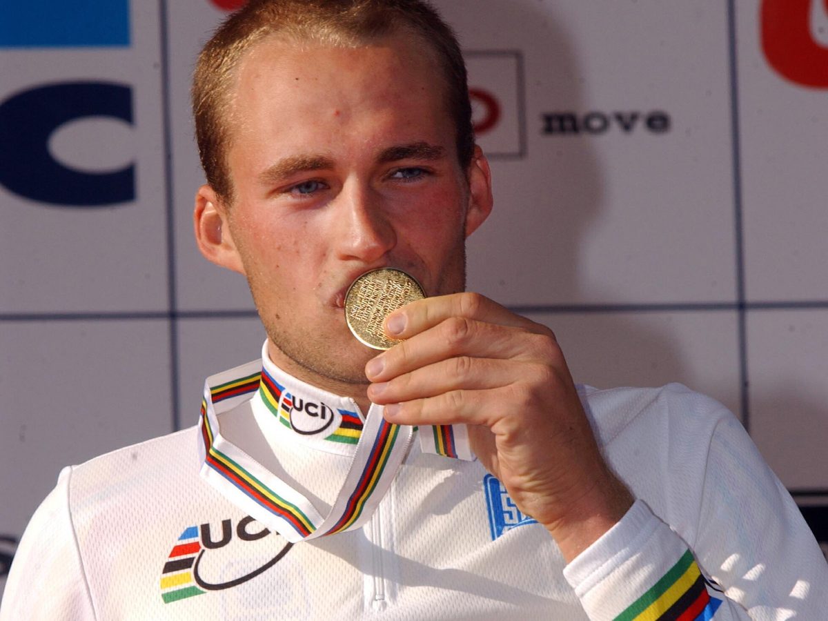 Tomas Vaitkus bučiuoja pasaulio U23 čempiono medalį, 2002